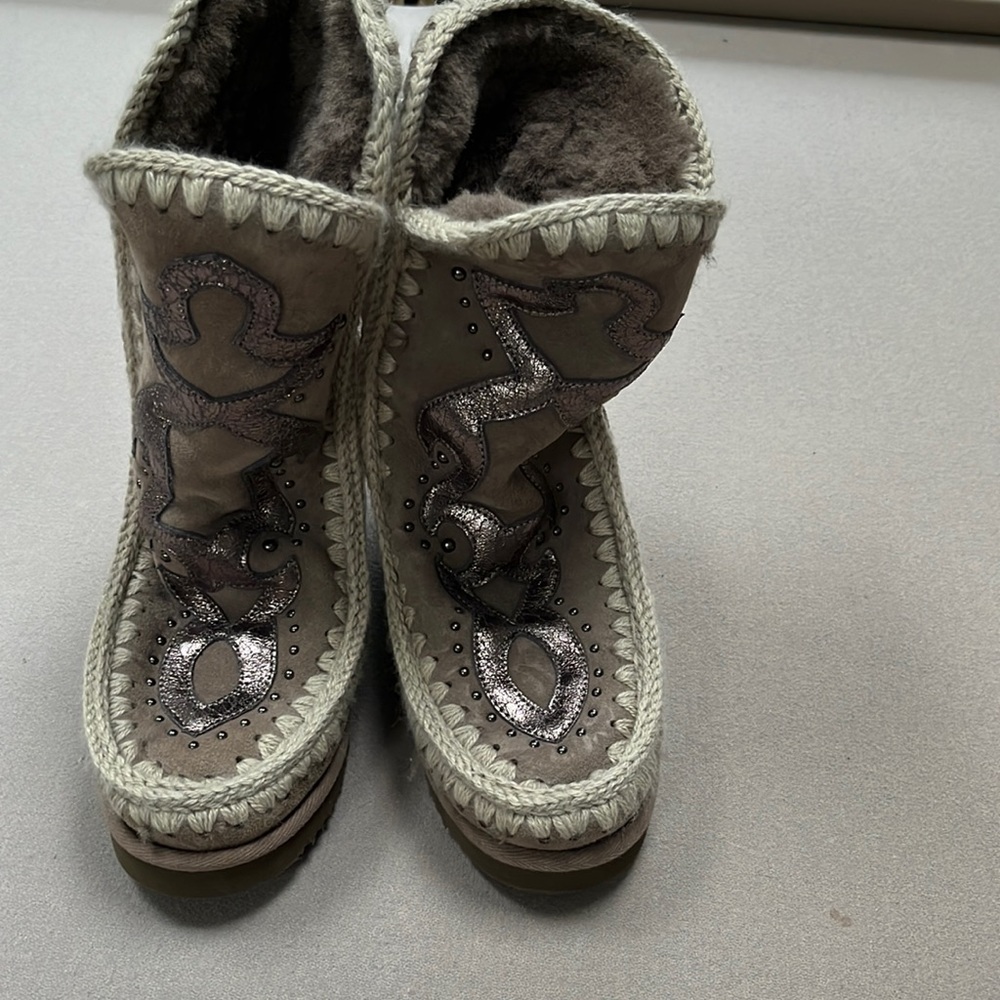 Amazing MOU boots. Brand new. Wear high or fold over
